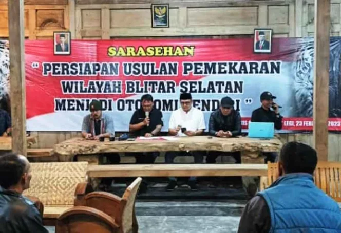 
Para Tokoh Blitar Selatan saat sarasehan bahas otonomi untuk wilayah Blitar Selatan