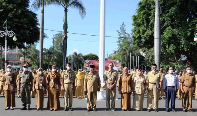 
					Bupati Malang, Drs. H.M. Sanusi, MM, secara simbolis serahkan SK Pensiun ke 60 PNS Dan 837 PNS, SK kenaikan pangkat di halaman Pendopo Agung Kabupaten Malang