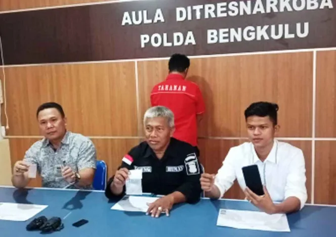 
					Kasubid Penmas, AKBP Agung Darmanto didampingi Kasubdit III Ditresnarkoba Polda Bengkulu, Kompol Manogi Simaremare saat press release