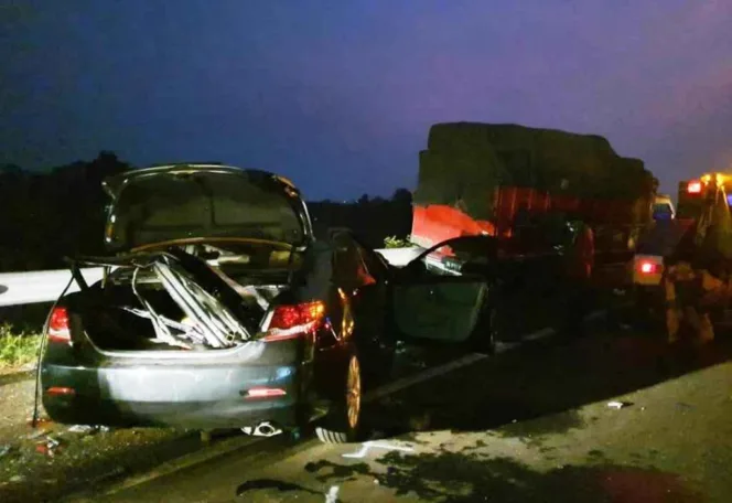 
					Kecelakaan di jalan Tol Pemalang dinihari Senin (20/3/2023) melibatkan mobil dengan Truk