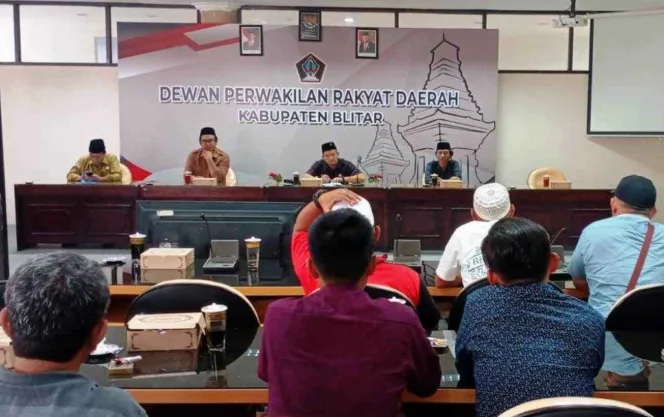 
Komisi III DPRD kabupaten Blitar saat hearing membahas tentang penanganan dan pengelolaan tambang yang ada di Kabupaten Blitar