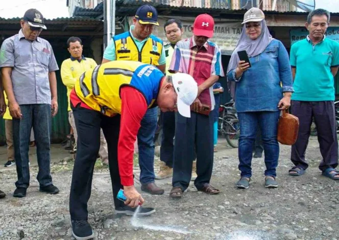 
					Gubernur Bengkulu Rohidin Mersyah menandai start awal perbaikan ruas jalan di Kabupaten Bengkulu Selatan