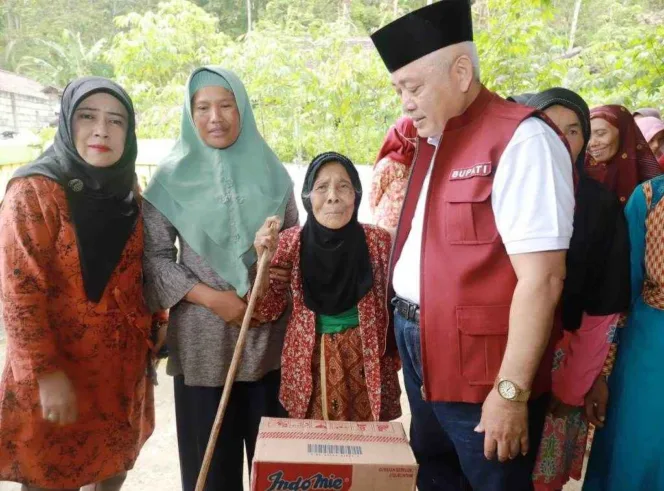 
					Bupati Malang, Drs. H.M. Sanusi, M.M. menyerahkan bantuan di sejumlah wilayah yang ada di Kecamatan Kalipare Dan Bantur