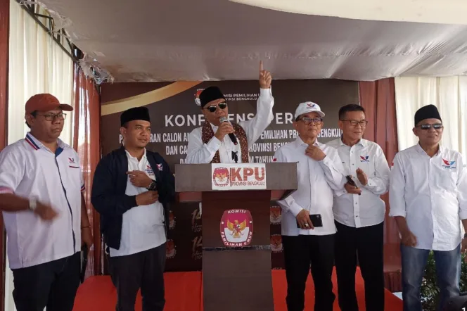 
					Ketua DPW Partai Perindo Bengkulu saat Konferensi Pers di halaman kantor KPU Provinsi bengkulu