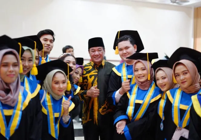 
					Wagub Rosjonsyah foto bersama para murid SMAN 2 Kota Bengkulu