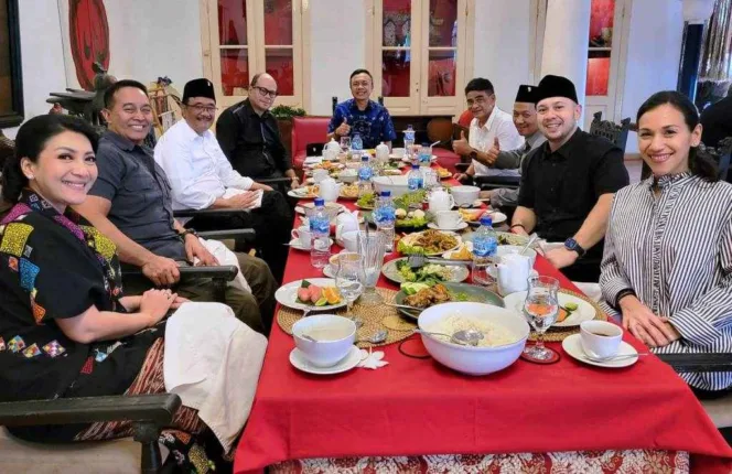 
					Cucu Bung Karno, Romi Sukarno dan Wabup Blitar Rahmat Santoso makan siang bersama mantan panglima TNI jenderal Andika Perkasa dan mantan Walikota Blitar Djarot Saiful Hidayat