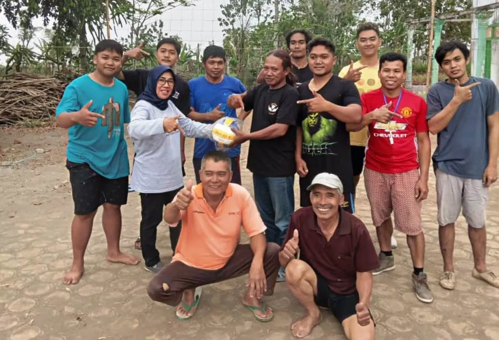 Tingkatkan Olahraga, Bacaleg Nasdem Beri Bantuan Bola Voli Karang Taruna Desa Maron