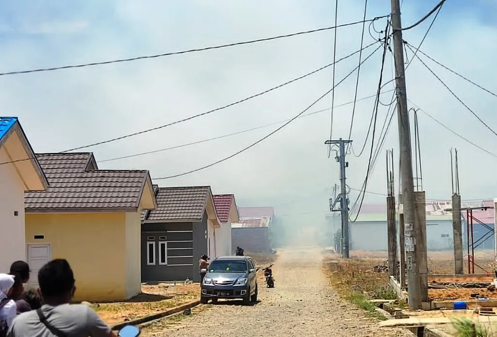 Diduga Sengaja Dibakar, Asap Tebal Kepung Rumah Warga Timbulkan Kepanikan