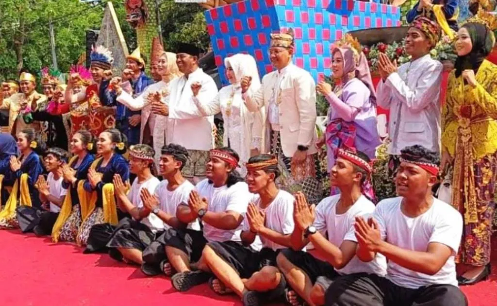  Pj Wali Kota Batu, Aries Agung Paewai Bersama Salah Satu Peserta Di Event Batu Art Flowerâ Carnivalâ 2023.