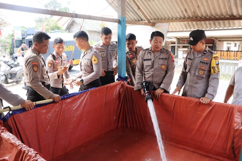 Polres Blitar Kota Salurkan Air Bersih Dengan Water Cannon, Suplai Hingga 6500 Liter