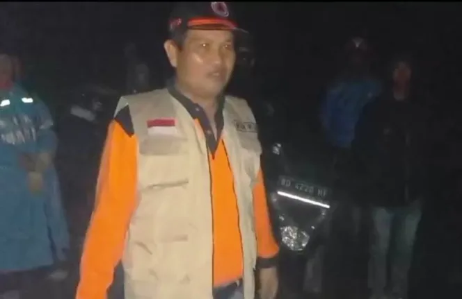 
					Kepala Pelaksana BPBD Provinsi Bengķulu, Herwan Antoni Saat Memantau Lokasi Longsor