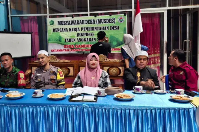 
					PjS Kepala Desa, Maryati (Tengah) Didampingi Para Peserta Musdes