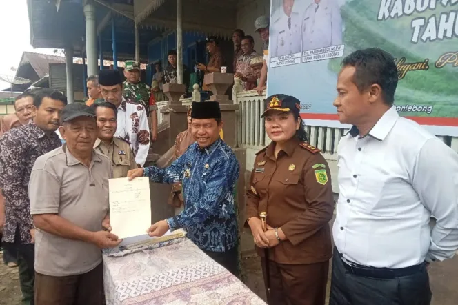 
Penyerahan Sertifikat Kepada Warga Oleh Bupati Lebong