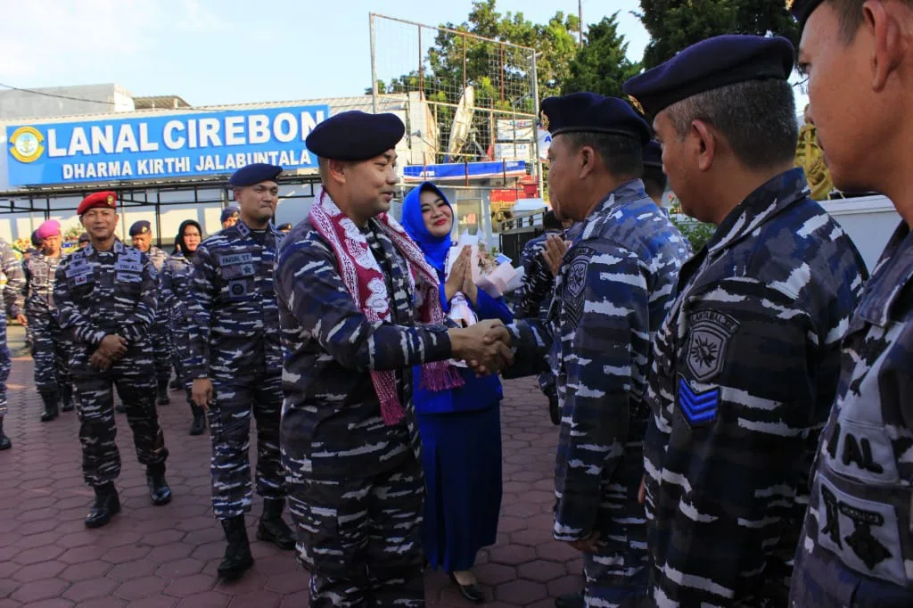 Tradisi Penyerahan Kemudi Markas Komando Akhiri Rangkaian Sertijab Danlanal Cirebon