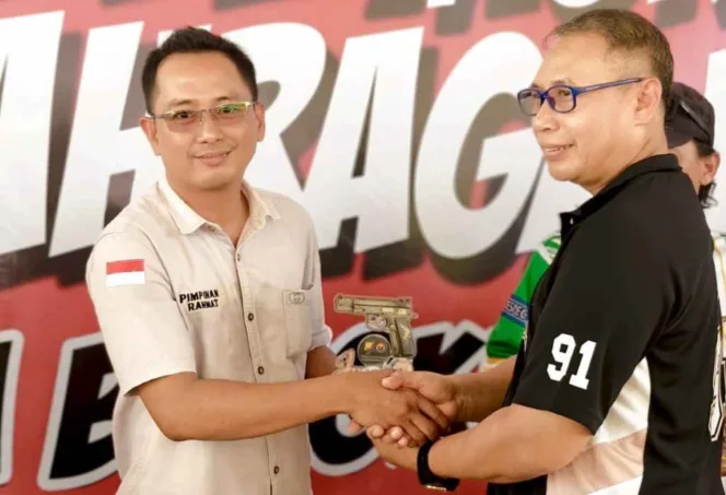 
GM Satujuang Saat Menerima Piala Juara 3 Lomba Menembak Dari Kapolda Bengkulu, Irjen Pol Anwar