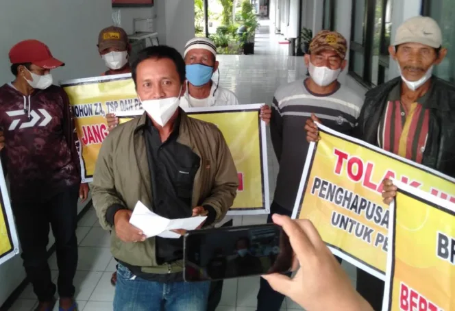 
					Eko, Koordinator kelompok tani Desa Pakijangan, Bulakamba Kabupaten Brebes saat menyampaikan tuntutanya dalam unjukrasa di Kantor Bupati Brebes, Jawa Tengah.