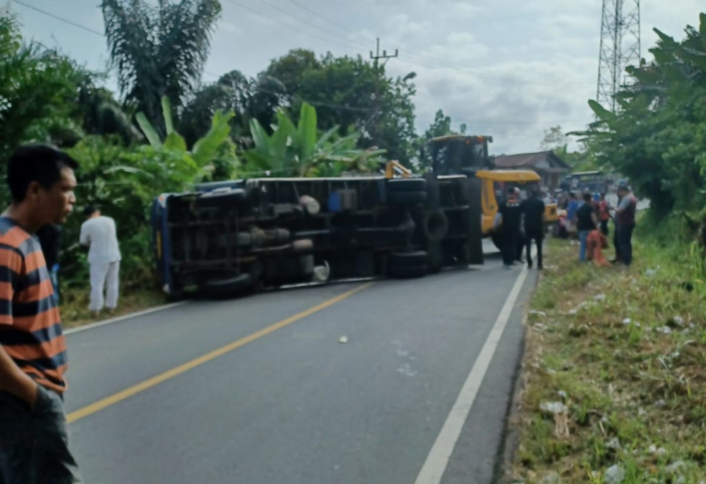 Truk Terguling Tutupi Jalan Lintas Rl-Linggau, Naas Ada Motor Tertimpa Truk