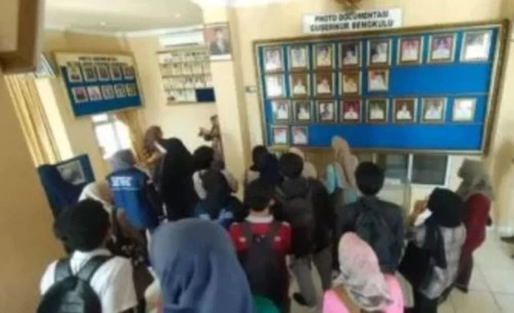 Mahasiswa Saat Berkunjung Ke Dinas Perpustakaan Dan Kearsipan Provinsi Bengkulu