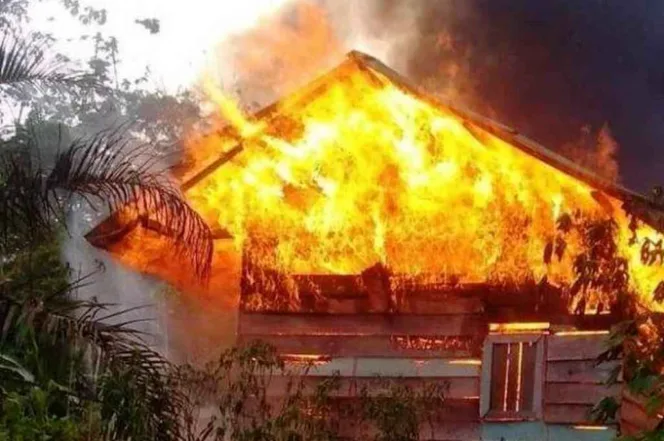 
					Foto ilustrasi rumah petani terbakar