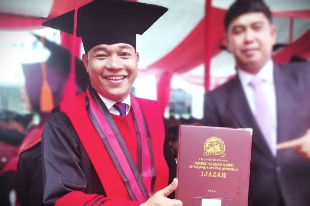 Bekerja Sembari Terus Belajar, Rupianto Pengusaha Muda Bengkulu Yang Raih Gelar Doktor Bekerja Sembari Terus Belajar, Rupianto Pengusaha Muda Bengkulu Yang Raih Gelar Doktor