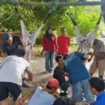 Iduladha 1447 H, Masjid Baitut Ta'ibiin Blitar Salurkan Ratusan Kantong Daging Kurban Kades Gaprang Asharul Fahruda (kaos warna)dan Drh Ovi Prudenta usai monitoring hewan qurban