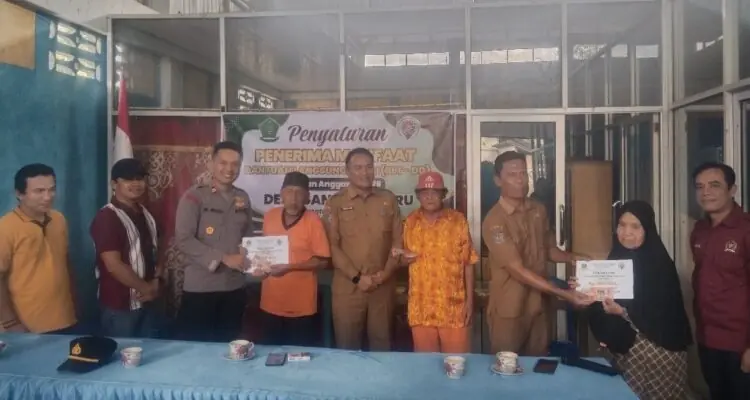 Pemdes Gandung Baru Bagikan BLT, Warga Diminta Gunakan Bijak Pemdes Gandung Baru Bagikan BLT, Warga Diminta Gunakan dengan Bijak