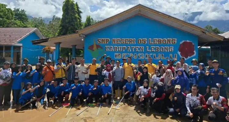 Wabup Lebong Bersama TNI-Polri Bersihkan Sekolah Terdampak Banjir Wabup Lebong Bersama TNI-Polri Bersihkan Sekolah Terdampak Banjir