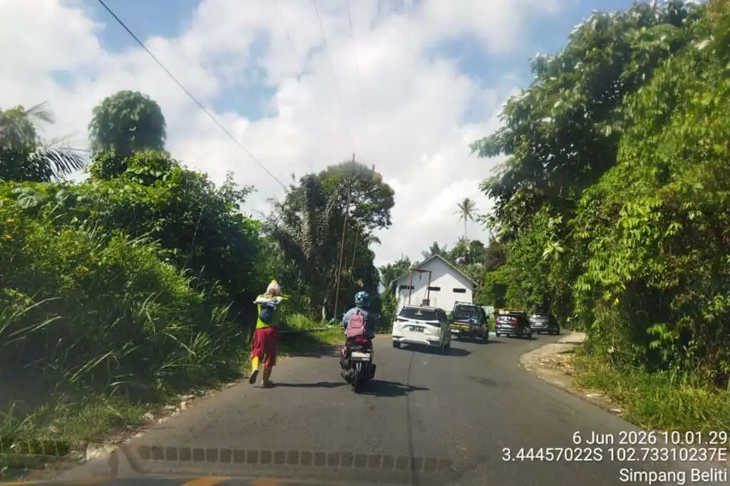 Antisipasi Begal dan Pemalakan, Polsek Sindang Kelingi Kawal Pengendara Motor di Jalur Curup–Lubuklinggau Antisipasi Begal dan Pemalakan, Polsek Sindang Kelingi Kawal Pengendara Motor di Jalur Curup–Lubuklinggau