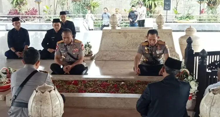 Hari Bhayangkara ke-80, Kapolri Jenderal Listyo Sigit Ziarah ke Makam Bung Karno di Blitar