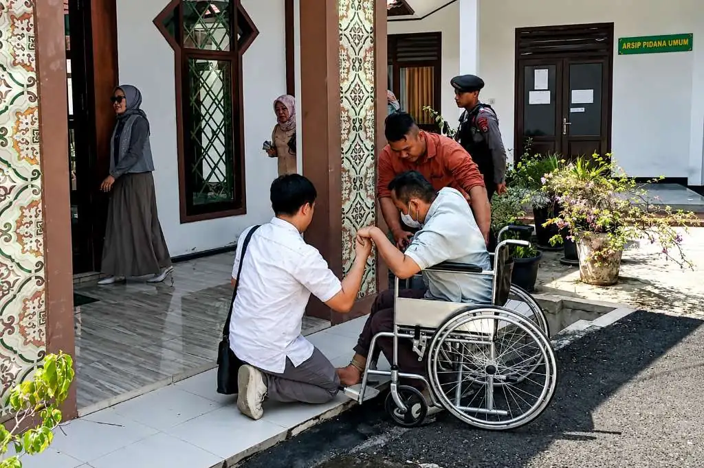 Eks Dirut Bank Bengkulu Agus Salim Resmi Diserahkan ke Jaksa dan Jadi Tahanan Rumah Eks Dirut Bank Bengkulu Agus Salim Resmi Diserahkan ke Jaksa dan Jadi Tahanan Rumah