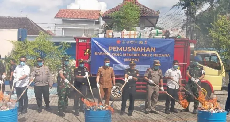 Gagalkan Kerugian Negara Rp1,6 Miliar, Bea Cukai Blitar Musnahkan Jutaan Rokok dan Ribuan Liter Miras Gagalkan Kerugian Negara Rp1,6 Miliar, Bea Cukai Blitar Musnahkan Jutaan Rokok dan Ribuan Liter Miras