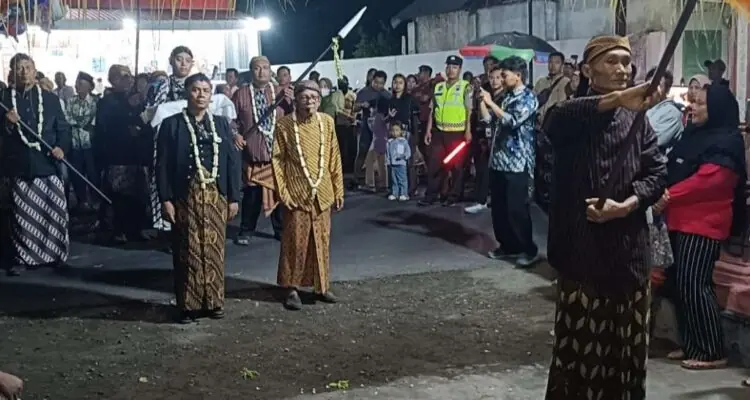 Gelar Kirab Pusaka, Pemdes Plosorejo Blitar Ingatkan Anak Muda Jangan Buta Sejarah Desa