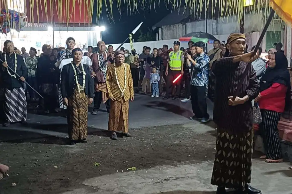 Gelar Kirab Pusaka, Pemdes Plosorejo Blitar Ingatkan Anak Muda Jangan Buta Sejarah Desa Gelar Kirab Pusaka, Pemdes Plosorejo Blitar Ingatkan Anak Muda Jangan Buta Sejarah Desa