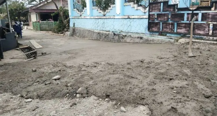 HOK atau Borongan? Pelaksanaan Jalan Lingkungan Kampung Muara Aman Jadi Sorotan