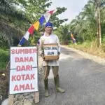 Kakek Nurman Rela Bertaruh Panas Demi Melebarkan Jalan Negara yang Sempit.