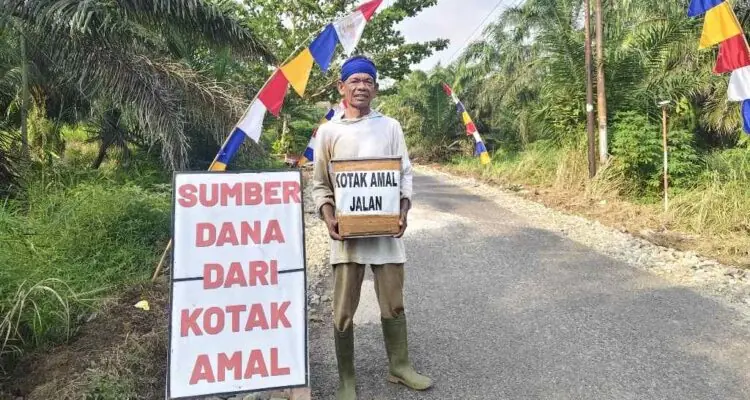 Kakek Nurman Rela Bertaruh Panas Demi Melebarkan Jalan Negara yang Sempit.