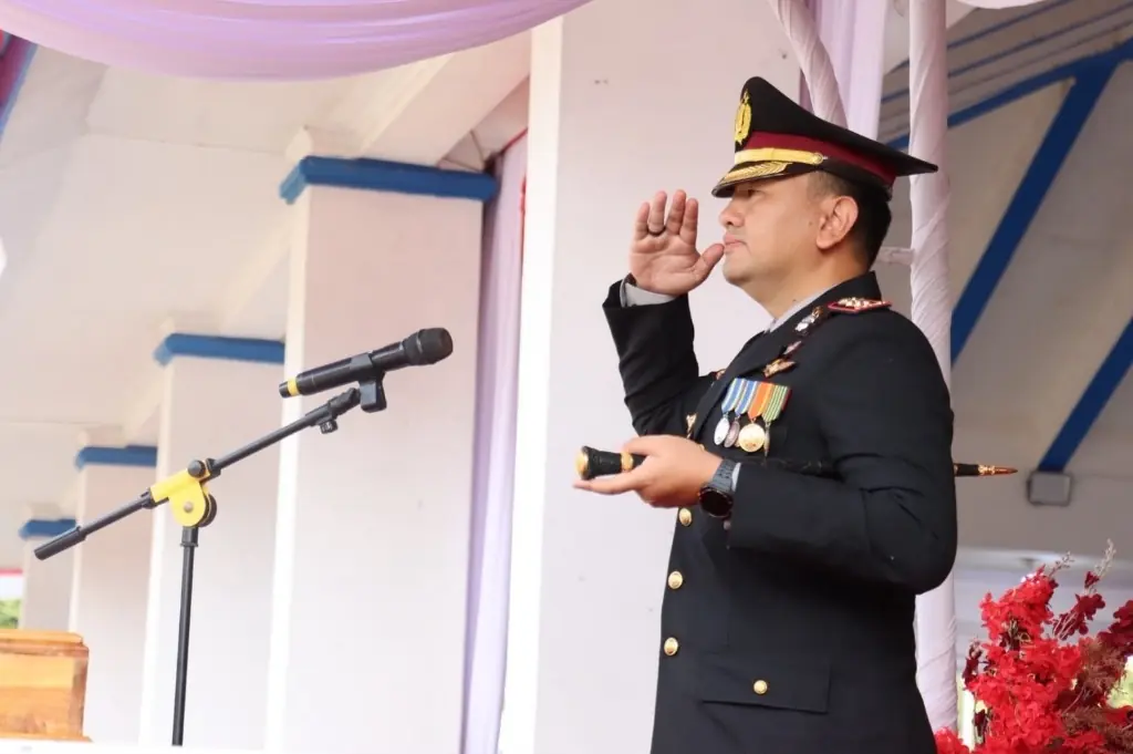 Kapolres Lebong Pimpin Penurunan Bendera HUT ke-81 RI Kapolres Lebong Pimpin Penurunan Bendera HUT ke-81 RI