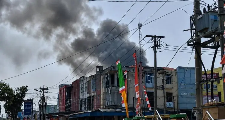 Kebakaran Hebat di Pengantungan Kota Bengkulu, 15 Rumah Hangus Terbakar Kebakaran Hebat di Pengantungan Kota Bengkulu: 15 Rumah Hangus Terbakar