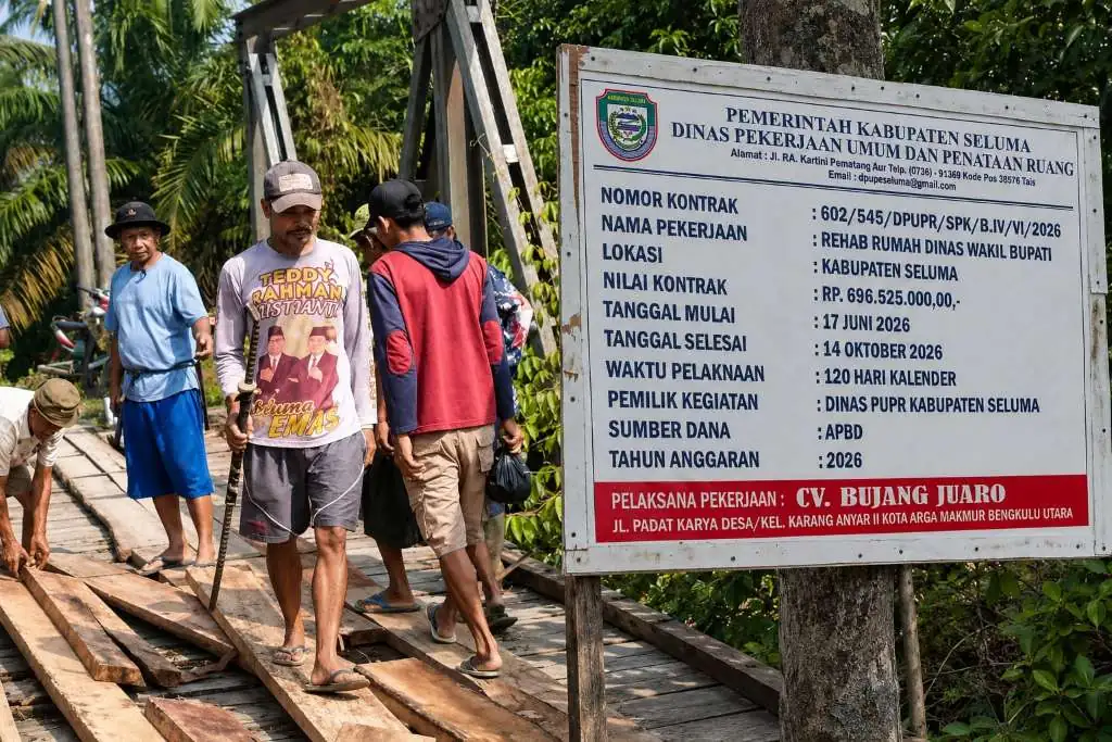 Kontradiksi, Bendera 2 Km dan Rehab Rumdin Rp696 Juta Vs Warga Patungan Perbaiki Jembatan Kontradiksi, Bendera 2 Km dan Rehab Rumdin Rp696 Juta Vs Warga Patungan Perbaiki Jembatan