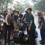 Momen Kapolda Bengkulu Turun dari Mobil Bawa Korban Laka ke RS Bhayangkara