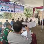 Reses Dapil 2, Warga Pertanyakan Pupuk Subsidi kepada Dinas Pertanian Lebong, Satujuang.com – Persoalan pupuk subsidi menjadi sorotan dalam reses DPRD Kabupaten Lebong Dapil 2 di tengah musim tanam. Reses digelar Sabtu (29/8/2026). Reses tersebut dilaksanakan untuk menyerap aspirasi masyarakat Kecamatan Lebong Tengah, Lebong Sakti dan Bingin Kuning. Seluruh anggota DPRD Lebong dari Dapil 2 tampak hadir dalam kegiatan tersebut. Reses dipimpin Wakil Ketua II DPRD Lebong, Rinto Putra dari Partai Demokrat. Perwakilan masyarakat Lebong Tengah, Edi Mundandar, menyampaikan kelangkaan pupuk subsidi kepada anggota dewan. Menurutnya, persoalan tersebut menjadi perhatian petani karena saat ini sudah memasuki musim tanam. Ia juga mempertanyakan mekanisme penyaluran pupuk subsidi kepada petani. Termasuk ketentuan harga eceran tertinggi (HET) yang harus diterapkan pengecer. “Berapa sebenarnya HET pupuk subsidi di tingkat pengecer?” demikian salah satu persoalan yang dipertanyakan masyarakat. Masyarakat juga mempertanyakan konsekuensi hukum apabila pengecer menjual pupuk subsidi di atas HET. Menanggapi persoalan tersebut, Jimi dari Dinas Pertanian Kabupaten Lebong menjelaskan pupuk subsidi merupakan barang terbatas. Karena itu, penyalurannya memiliki mekanisme dan ketentuan yang harus dipenuhi. Menurutnya, pupuk subsidi disalurkan dari distributor kepada kios dan selanjutnya kepada petani yang memenuhi persyaratan. Petani yang berhak membeli pupuk subsidi harus memiliki lahan dan tergabung dalam kelompok tani resmi. Kelompok tani tersebut harus terdaftar dan memiliki SK dari kepala desa setempat. Kelompok juga wajib menyampaikan kebutuhan pupuk melalui RDKK. “Pupuk subsidi bisa disalurkan kepada kelompok tani yang memiliki RDKK,” jelasnya. Ia menambahkan, petani yang memiliki lahan lebih dari dua hektare tidak mendapatkan pupuk subsidi karena masuk kategori petani maju. Jimi mengimbau petani yang belum tergabung dalam kelompok agar segera mendaftarkan diri. Ia juga meminta kepala desa ikut menyosialisasikan ketentuan tersebut kepada masyarakat dengan didampingi penyuluh pertanian. Salah satu syarat yang harus dipenuhi petani yakni memiliki NIK yang valid di Dinas Dukcapil. Selain itu, setiap kios pupuk subsidi disebut telah dilengkapi barcode yang ditempel di lokasi. Barcode tersebut dapat digunakan masyarakat untuk melaporkan kios apabila ditemukan tidak mematuhi ketentuan penyaluran pupuk subsidi. Sementara itu, anggota DPRD Lebong dari PAN, Pip Haryono, meminta Dinas Pertanian menyampaikan kondisi sebenarnya di lapangan. Hal itu disampaikannya karena informasi yang diterima dewan dari Dinas Pertanian dinilai berbeda dengan keluhan yang disampaikan masyarakat dalam reses. Ia meminta data terkait kondisi pupuk subsidi dibuka secara jelas agar persoalan yang dikeluhkan petani dapat diketahui dan ditindaklanjuti.