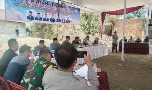Reses Dapil 2, Warga Pertanyakan Pupuk Subsidi kepada Dinas Pertanian Lebong, Satujuang.com – Persoalan pupuk subsidi menjadi sorotan dalam reses DPRD Kabupaten Lebong Dapil 2 di tengah musim tanam. Reses digelar Sabtu (29/8/2026). Reses tersebut dilaksanakan untuk menyerap aspirasi masyarakat Kecamatan Lebong Tengah, Lebong Sakti dan Bingin Kuning. Seluruh anggota DPRD Lebong dari Dapil 2 tampak hadir dalam kegiatan tersebut. Reses dipimpin Wakil Ketua II DPRD Lebong, Rinto Putra dari Partai Demokrat. Perwakilan masyarakat Lebong Tengah, Edi Mundandar, menyampaikan kelangkaan pupuk subsidi kepada anggota dewan. Menurutnya, persoalan tersebut menjadi perhatian petani karena saat ini sudah memasuki musim tanam. Ia juga mempertanyakan mekanisme penyaluran pupuk subsidi kepada petani. Termasuk ketentuan harga eceran tertinggi (HET) yang harus diterapkan pengecer. “Berapa sebenarnya HET pupuk subsidi di tingkat pengecer?” demikian salah satu persoalan yang dipertanyakan masyarakat. Masyarakat juga mempertanyakan konsekuensi hukum apabila pengecer menjual pupuk subsidi di atas HET. Menanggapi persoalan tersebut, Jimi dari Dinas Pertanian Kabupaten Lebong menjelaskan pupuk subsidi merupakan barang terbatas. Karena itu, penyalurannya memiliki mekanisme dan ketentuan yang harus dipenuhi. Menurutnya, pupuk subsidi disalurkan dari distributor kepada kios dan selanjutnya kepada petani yang memenuhi persyaratan. Petani yang berhak membeli pupuk subsidi harus memiliki lahan dan tergabung dalam kelompok tani resmi. Kelompok tani tersebut harus terdaftar dan memiliki SK dari kepala desa setempat. Kelompok juga wajib menyampaikan kebutuhan pupuk melalui RDKK. “Pupuk subsidi bisa disalurkan kepada kelompok tani yang memiliki RDKK,” jelasnya. Ia menambahkan, petani yang memiliki lahan lebih dari dua hektare tidak mendapatkan pupuk subsidi karena masuk kategori petani maju. Jimi mengimbau petani yang belum tergabung dalam kelompok agar segera mendaftarkan diri. Ia juga meminta kepala desa ikut menyosialisasikan ketentuan tersebut kepada masyarakat dengan didampingi penyuluh pertanian. Salah satu syarat yang harus dipenuhi petani yakni memiliki NIK yang valid di Dinas Dukcapil. Selain itu, setiap kios pupuk subsidi disebut telah dilengkapi barcode yang ditempel di lokasi. Barcode tersebut dapat digunakan masyarakat untuk melaporkan kios apabila ditemukan tidak mematuhi ketentuan penyaluran pupuk subsidi. Sementara itu, anggota DPRD Lebong dari PAN, Pip Haryono, meminta Dinas Pertanian menyampaikan kondisi sebenarnya di lapangan. Hal itu disampaikannya karena informasi yang diterima dewan dari Dinas Pertanian dinilai berbeda dengan keluhan yang disampaikan masyarakat dalam reses. Ia meminta data terkait kondisi pupuk subsidi dibuka secara jelas agar persoalan yang dikeluhkan petani dapat diketahui dan ditindaklanjuti.