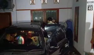Rumah PPTK Belungguk Point Digeledah KPK, Hendra Dibawa Pakai Mobil Innova