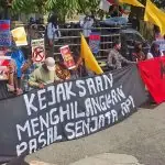 Soroti Dakwaan 'Ompong' Penembakan Petani, FMPR Demo Kejari Bengkulu Selatan Desak Pasal Senpi Diterapkan Soroti Dakwaan 'Ompong' Penembakan Petani, FMPR Demo Kejari Bengkulu Selatan Desak Pasal Senpi Diterapkan