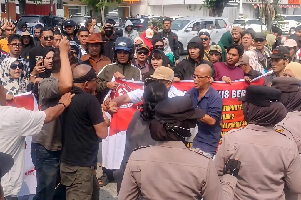 Unjuk Rasa FABB di Kejati Bengkulu Memanas, Nyaris Bentrok Didatangi Kelompok Lain Unjuk Rasa FABB di Kejati Bengkulu Memanas, Nyaris Bentrok Didatangi Kelompok Lain