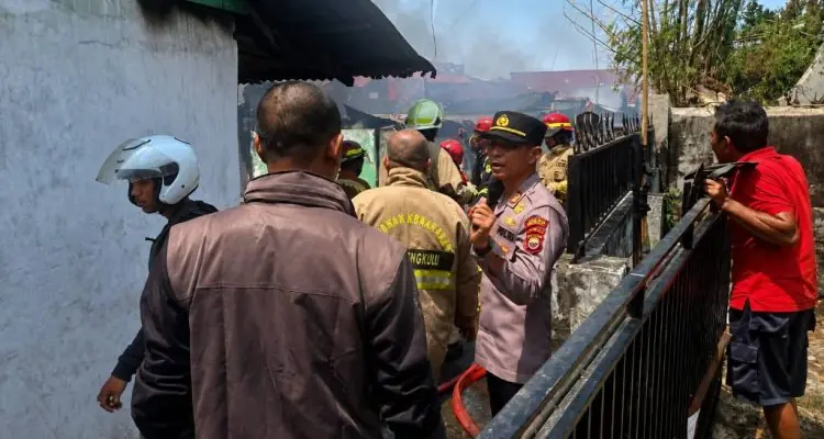 Update 21 Rumah Terbakar di Pengantungan Kota Bengkulu Update Kebakaran: 21 Rumah Terbakar di Pengantungan Kota Bengkulu