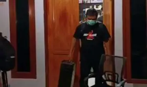 Update Penggeledahan Rumah PPTK Belungguk Point, Penyidik KPK Angkut 3 Koper Update Penggeledahan Rumah PPTK Belungguk Point, Penyidik KPK Angkut 3 Koper