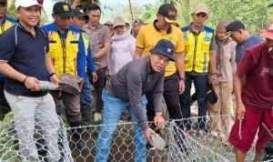 Bupati Azhari Turun Langsung Pasang Bronjong Bersama Warga Talang Leak Bupati Azhari Turun Langsung Pasang Bronjong Bersama Warga Talang Leak