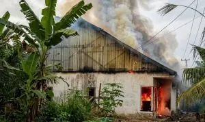 Diduga Dipicu Cekcok Pasutri Berujung Rumah Terbakar Hebohkan Warga