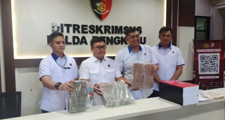 Direktur Gadungan PT Cikal Kencana Jaya Kasus Minyakita Palsu Bengkulu Diserahkan ke Jaksa Direktur Gadungan PT Cikal Kencana Jaya Kasus Minyakita Palsu Bengkulu Diserahkan ke Jaksa